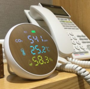 事務所にCO2検知器を設置しました。